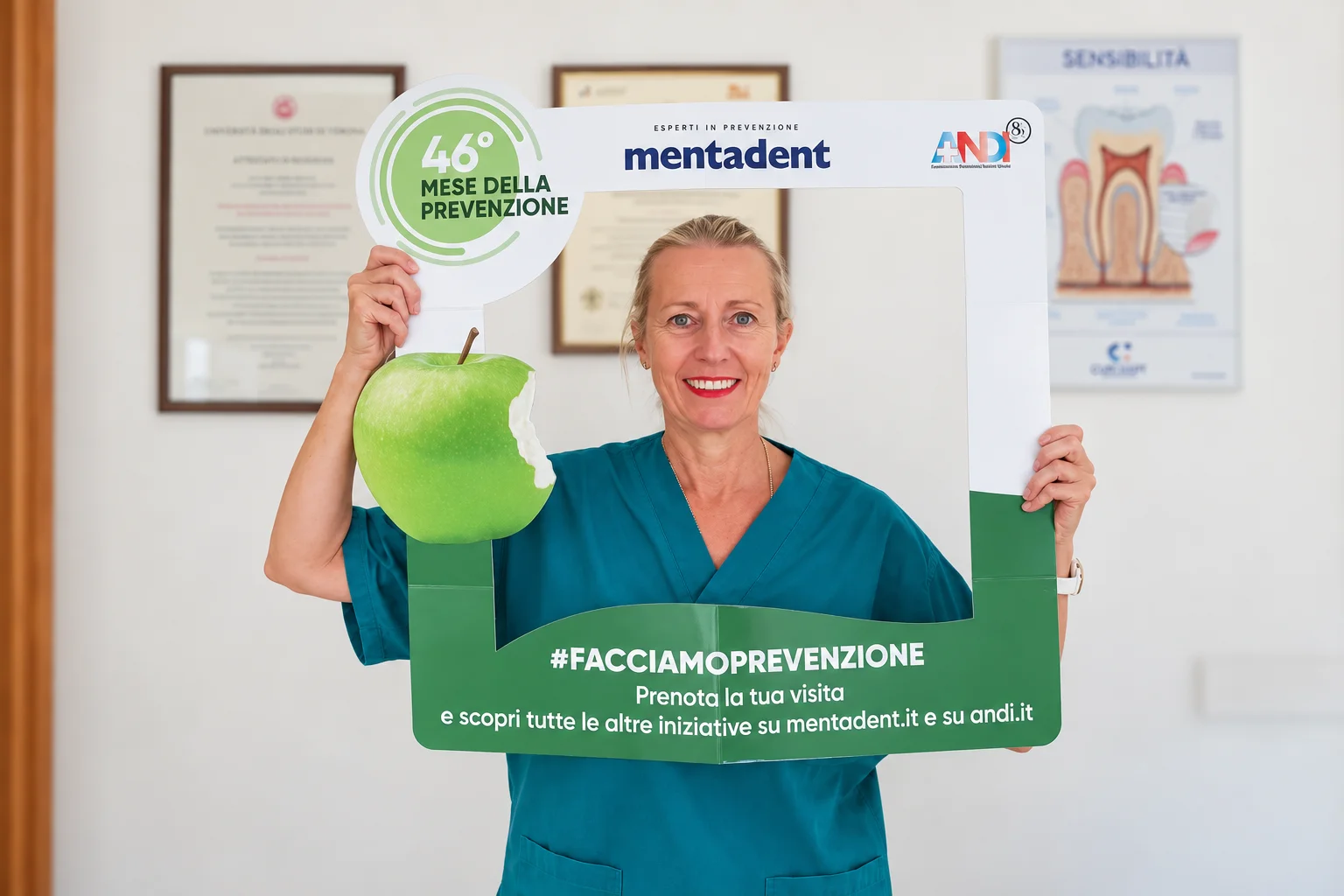 La Dott.ssa Isabella Mariotti con la cornice del 46° Mese della Prevenzione Dentale Mentadent e ANDI